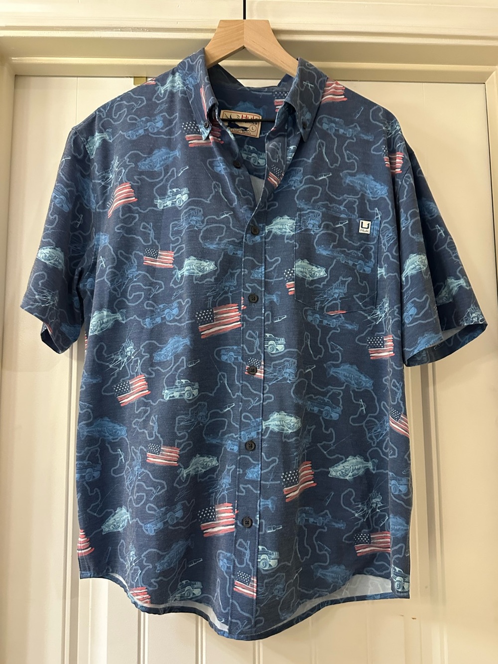 Huk Fishing Shirt Mens L Blue USA Flag Bass Fish Trucks Patriotic Button Down